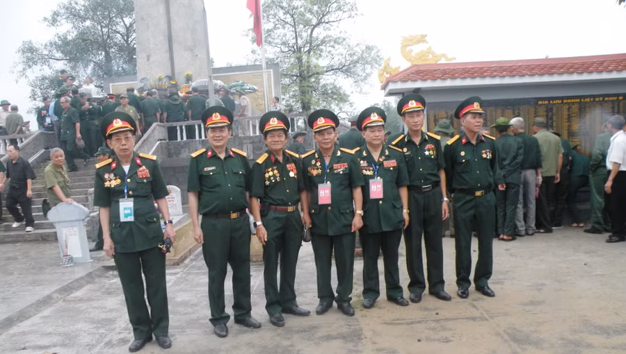 Cùng các cựu chiến binh thăm lại nghĩa trang Phú Hải, Quảng Trị nơi đồng đội ông yên nghỉ