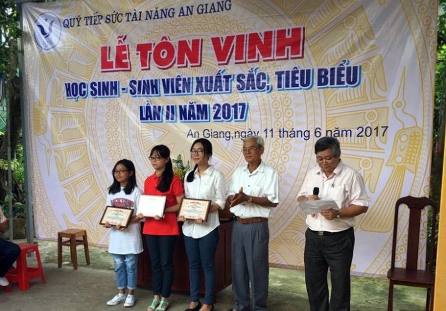 Quỹ Tiếp sức tài năng An Giang trao khen thưởng cho các học sinh tiêu biểu, xuất sắc năm 2017