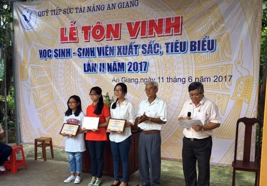 Quỹ Tiếp sức tài năng An Giang trao khen thưởng cho các học sinh tiêu biểu, xuất sắc năm 2017