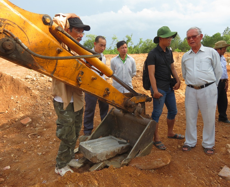 Bà con Nguyễn Phước tộc tìm thấy tấm bia vợ vua Tự Đức tại khu vực chủ đầu tư san ủi làm bãi đỗ xe