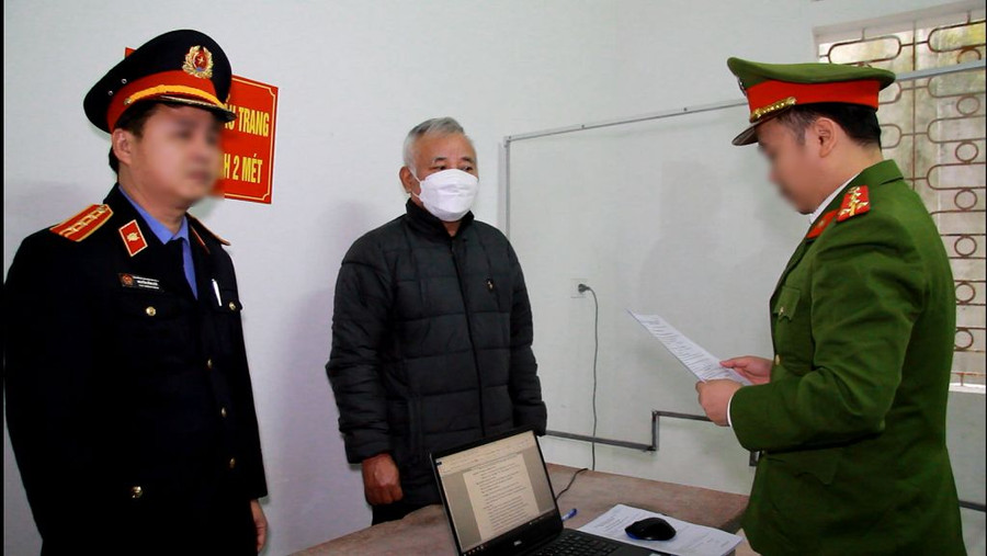 Cơ quan chức năng tống đạt quyết định khởi tố, bắt tạm giam đối với bị can Phan Văn Nhâm về hành vi nhận hối lộ.