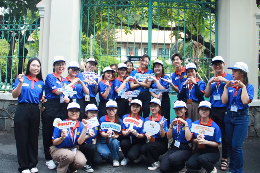 Hoa hậu Lương Thùy Linh – Đại sứ Tiếp sức mùa thi 2023 chụp ảnh cùng các bạn sinh viên tình nguyện TPHCM.