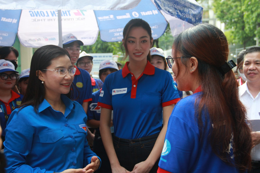 Chị Nguyễn Phạm Duy Trang và Đại sứ Tiếp sức mùa thi 2023 Lương Thùy Linh lắng nghe câu chuyện của các bạn sinh viên tình nguyện. Chị Nguyễn Phạm Duy Trang và Đại sứ Tiếp sức mùa thi 2023 Lương Thùy Linh lắng nghe câu chuyện của các bạn sinh viên tình nguyện.