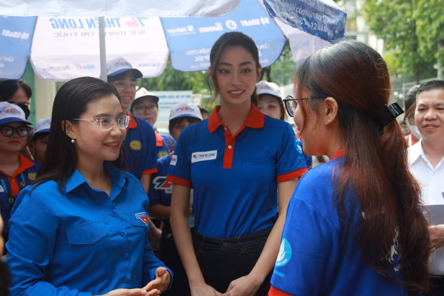 Chị Nguyễn Phạm Duy Trang và Đại sứ Tiếp sức mùa thi 2023 Lương Thùy Linh lắng nghe câu chuyện của các bạn sinh viên tình nguyện.