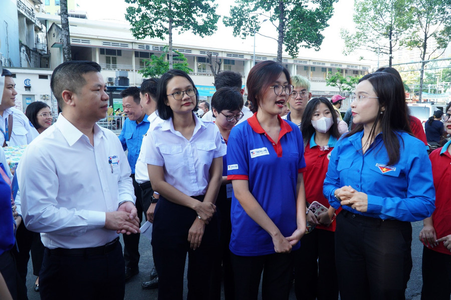 Chị Nguyễn Phạm Duy Trang, Bí thư Ban Chấp hành Trung ương Đoàn, Chủ tịch Hội Đồng đội Trung ương, chị Trần Thu Hà – Phó Bí thư Thành Đoàn, Chủ tịch Hội Sinh viên Việt Nam TP.HCM và ông Trịnh Văn Hào - Giám đốc Truyền thông và Đối ngoại, Tập đoàn Thiên Long trò chuyện cùng các bạn sinh viên tình nguyện. Chị Nguyễn Phạm Duy Trang, Bí thư Ban Chấp hành Trung ương Đoàn, Chủ tịch Hội Đồng đội Trung ương, chị Trần Thu Hà – Phó Bí thư Thành Đoàn, Chủ tịch Hội Sinh viên Việt Nam TP.HCM và ông Trịnh Văn Hào - Giám đốc Truyền thông và Đối ngoại, Tập đoàn Thiên Long trò chuyện cùng các bạn sinh viên tình nguyện.