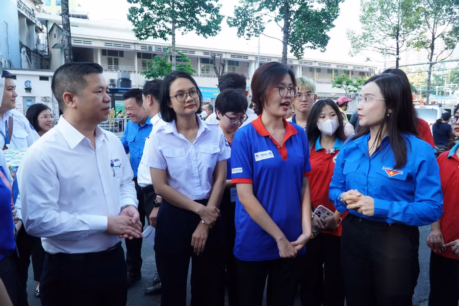 Chị Nguyễn Phạm Duy Trang, Bí thư Ban Chấp hành Trung ương Đoàn, Chủ tịch Hội Đồng đội Trung ương, chị Trần Thu Hà – Phó Bí thư Thành Đoàn, Chủ tịch Hội Sinh viên Việt Nam TP.HCM và ông Trịnh Văn Hào - Giám đốc Truyền thông và Đối ngoại, Tập đoàn Thiên Long trò chuyện cùng các bạn sinh viên tình nguyện.