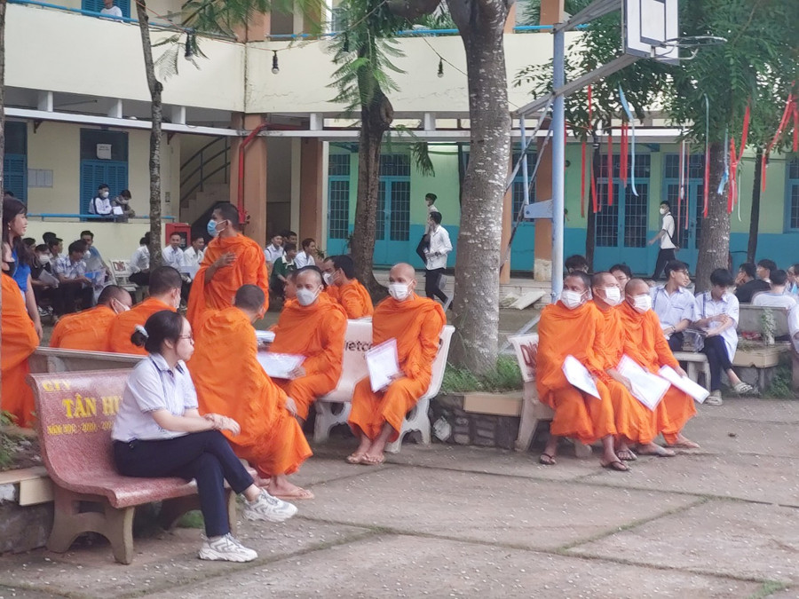 Tăng sinh đến trường thi.