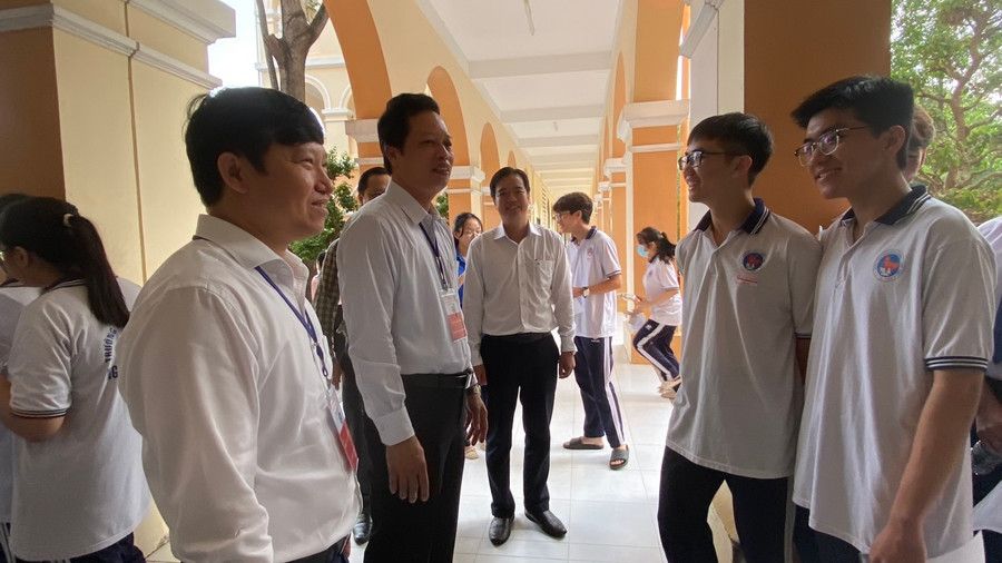 Lãnh đạo UBND tỉnh Tiền Giang và Sở GD&amp;ĐT thăm, động viên thí sinh sáng 28/6.