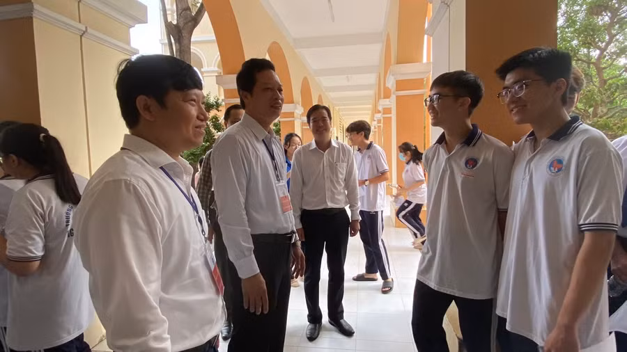 Lãnh đạo UBND tỉnh Tiền Giang và Sở GD&ĐT thăm, động viên thí sinh sáng 28/6. Lãnh đạo UBND tỉnh Tiền Giang và Sở GD&ĐT thăm, động viên thí sinh sáng 28/6.