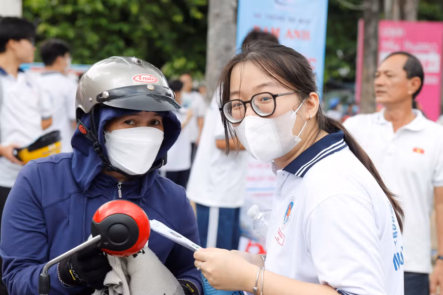 Thí sinh Tiền Giang sau giờ thi môn Văn