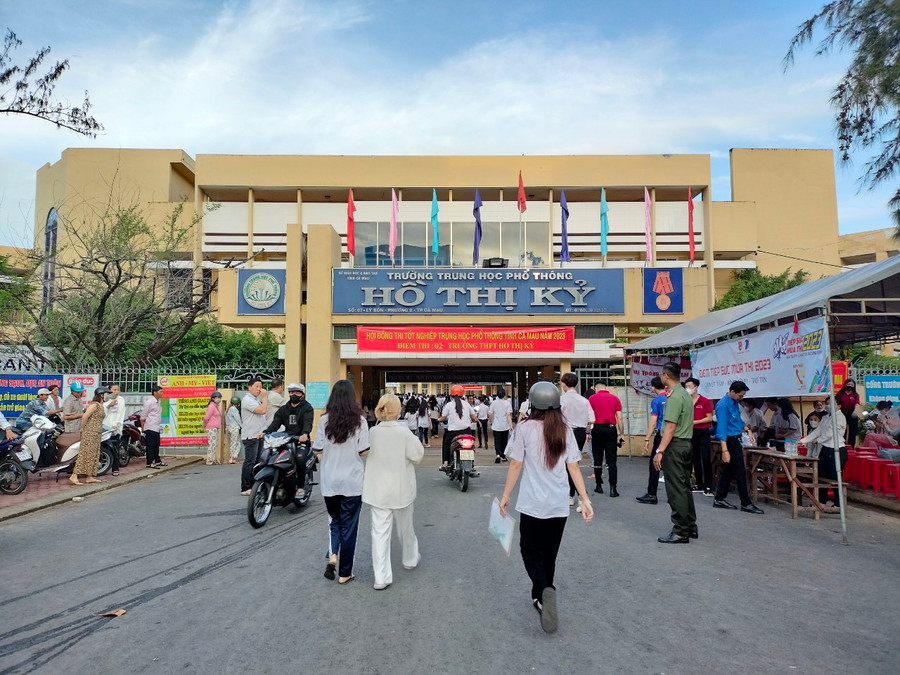 Thí sinh đến trường thi.