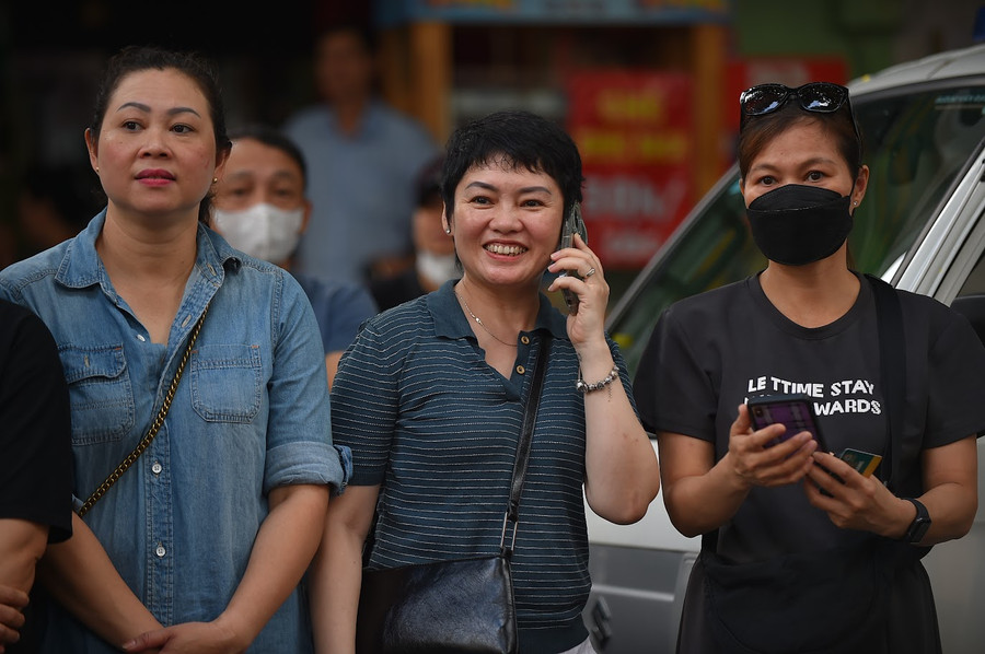 Gương mặt của phụ huynh háo hức đón con ngoài cổng trường thi. Gương mặt của phụ huynh háo hức đón con ngoài cổng trường thi.