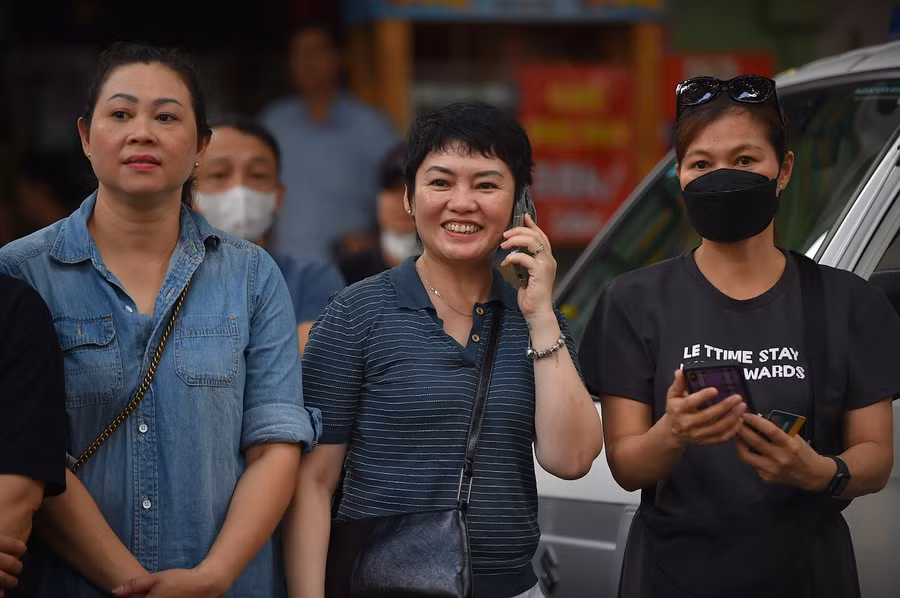 Gương mặt của phụ huynh háo hức đón con ngoài cổng trường thi.