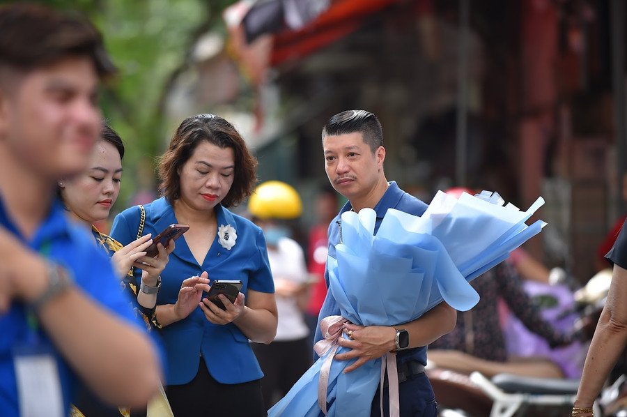 Muốn con vững tâm bước vào kỳ thi, chị Kiều Hương chuẩn bị món quà đặc biệt để động viên con sau buổi thi môn Văn. Muốn con vững tâm bước vào kỳ thi, chị Kiều Hương chuẩn bị món quà đặc biệt để động viên con sau buổi thi môn Văn.