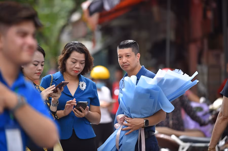 Muốn con vững tâm bước vào kỳ thi, chị Kiều Hương chuẩn bị món quà đặc biệt để động viên con sau buổi thi môn Văn.