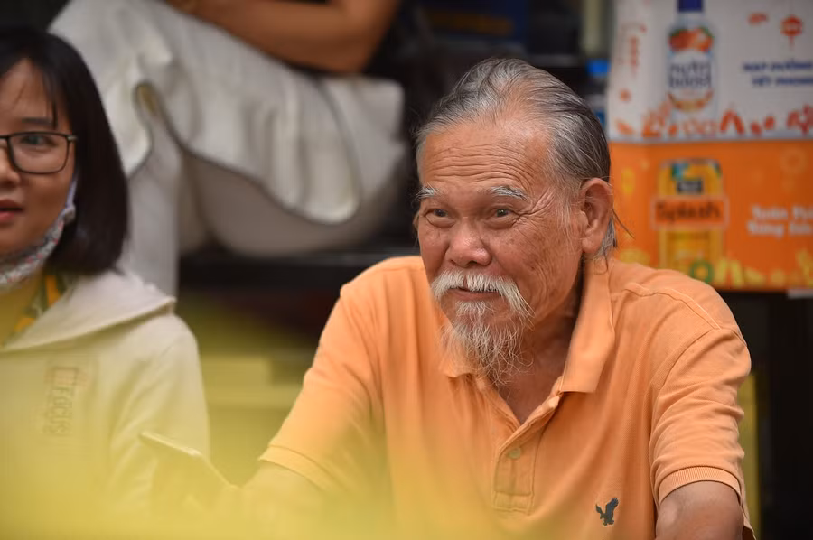 Ông đưa cháu đi thi thay bố mẹ phải đi làm.