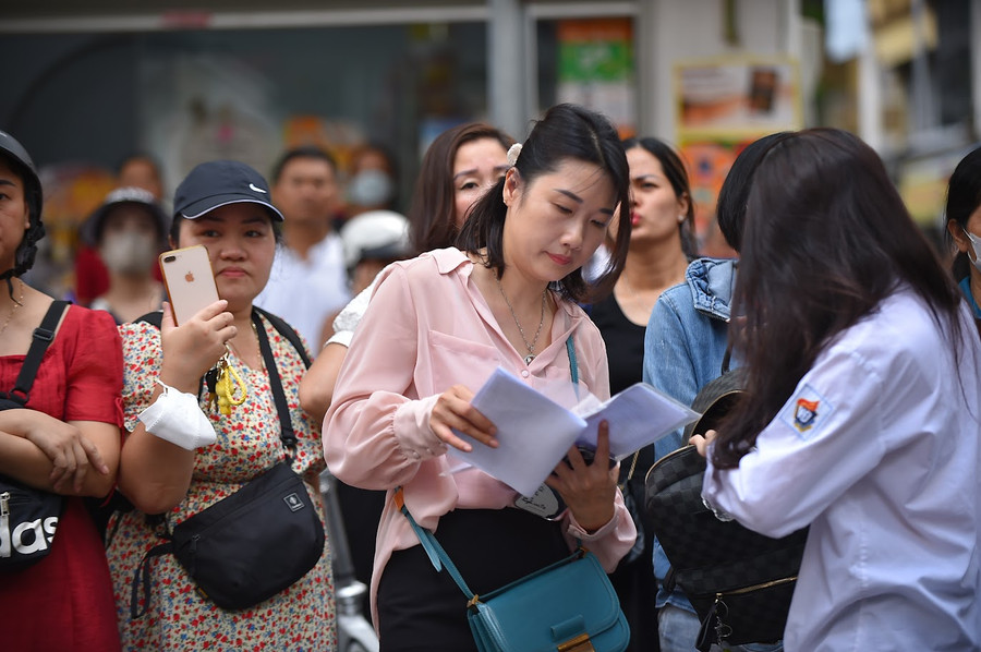 Mẹ cũng hồi hộp xem đề năm nay ra nội dung gì... Mẹ cũng hồi hộp xem đề năm nay ra nội dung gì...