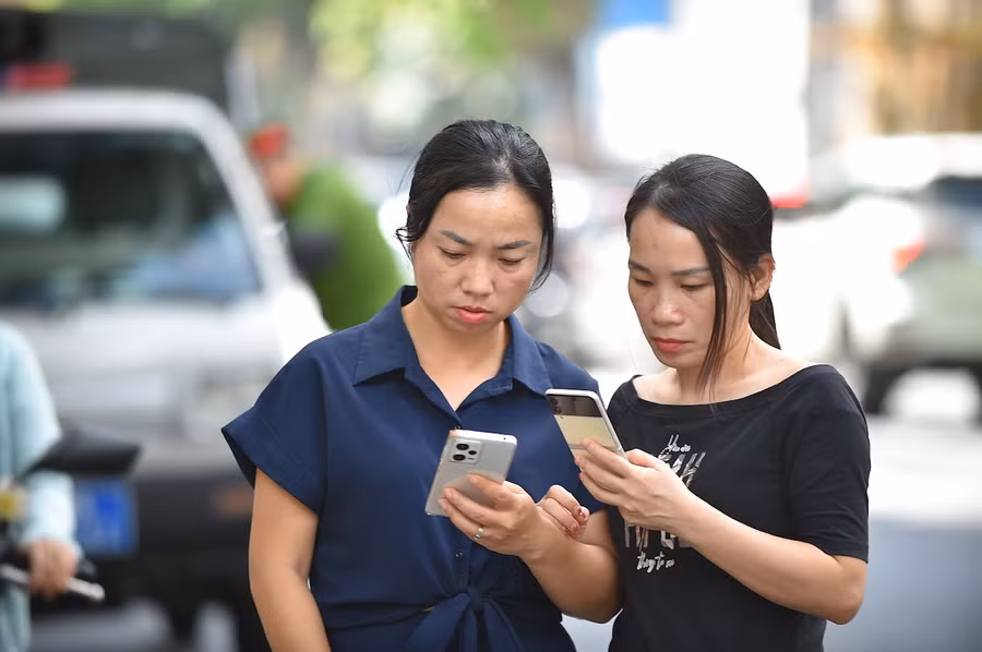 Theo quan sát của phóng viên tại một số địa điểm thi trên địa bàn TP Hà Nội, dễ dàng bắt gặp hình ảnh cha mẹ đồng hành cùng con trong ngày thi đầu tiên của kỳ thi tốt nghiệp THPT năm 2023.