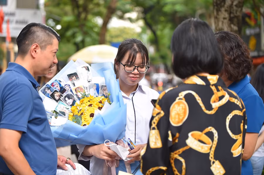 Phụ huynh hồi hộp không kém thí sinh ngoài cổng trường thi