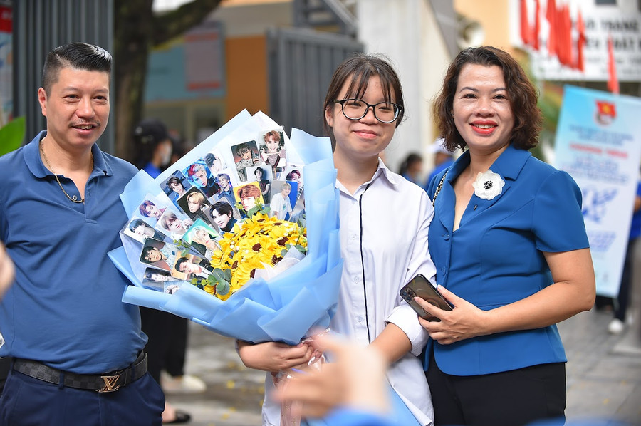 Cầm “bó hoa” hoa hướng dương kèm những bức ảnh các thần tượng K-pop (Hàn Quốc), mẹ con chị Hương nổi bật trước điểm thi tại Trường Ngô Sĩ Liên. Cầm “bó hoa” hoa hướng dương kèm những bức ảnh các thần tượng K-pop (Hàn Quốc), mẹ con chị Hương nổi bật trước điểm thi tại Trường Ngô Sĩ Liên.