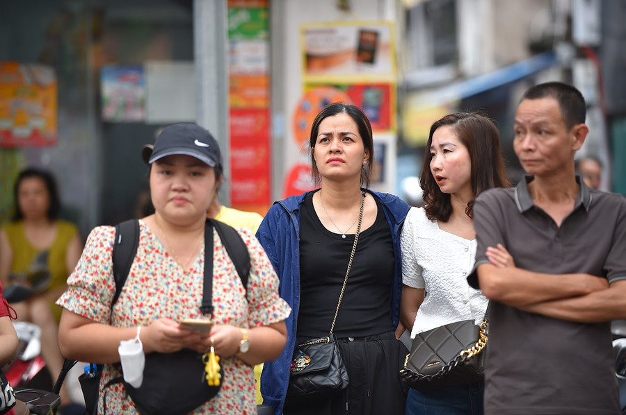 Lo lắng, yêu thương là thế nhưng những người cha người mẹ này không muốn đặt nặng áp lực cho con, họ chỉ muốn con cố gắng hoàn thành bài thi trong tâm lý thoải mái nhất. Lo lắng, yêu thương là thế nhưng những người cha người mẹ này không muốn đặt nặng áp lực cho con, họ chỉ muốn con cố gắng hoàn thành bài thi trong tâm lý thoải mái nhất.