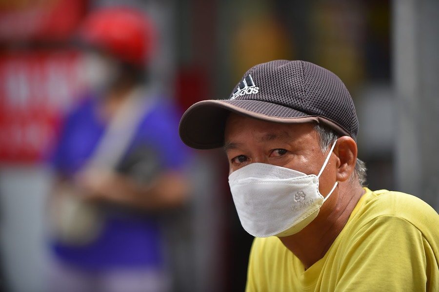 Nhiều phụ huynh nán lại phía ngoài cổng trường, kiên nhẫn chờ con hoàn thành bài thi. Nhiều phụ huynh nán lại phía ngoài cổng trường, kiên nhẫn chờ con hoàn thành bài thi.