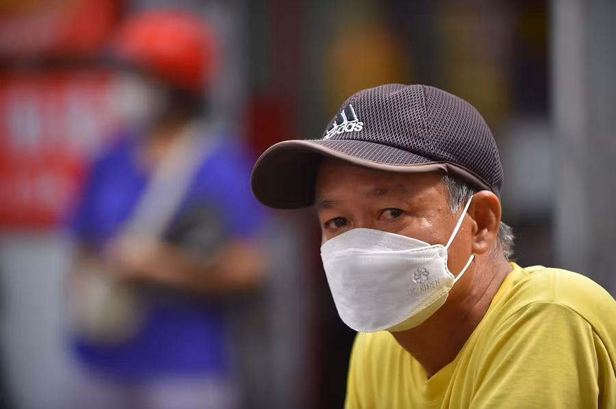 Nhiều phụ huynh nán lại phía ngoài cổng trường, kiên nhẫn chờ con hoàn thành bài thi.