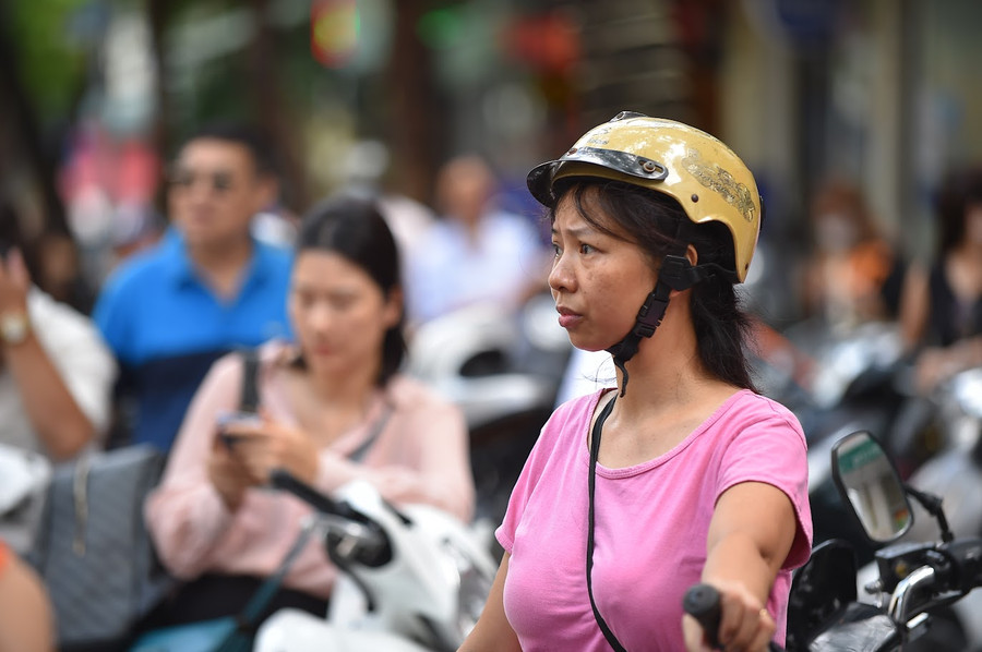 Người mẹ này lẳng lặng một mình đợi con giữa trời nắng. Người mẹ này lẳng lặng một mình đợi con giữa trời nắng.