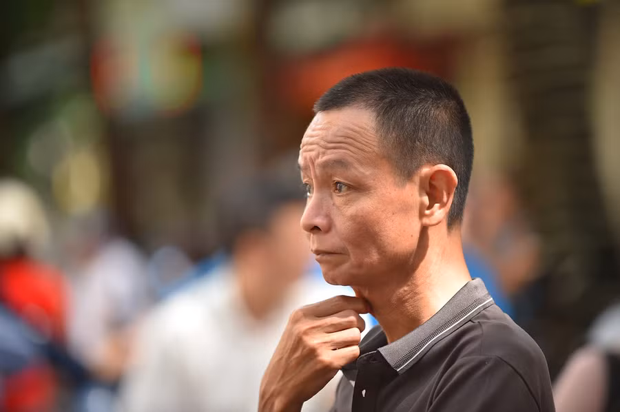 Dõi mắt trông theo...