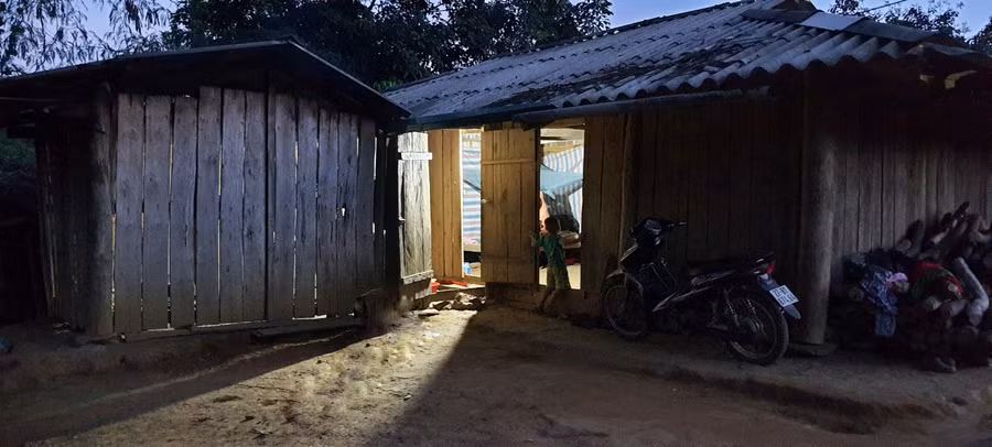 Nhờ có điện lưới, việc sinh hoạt của người dân được thuận tiện hơn