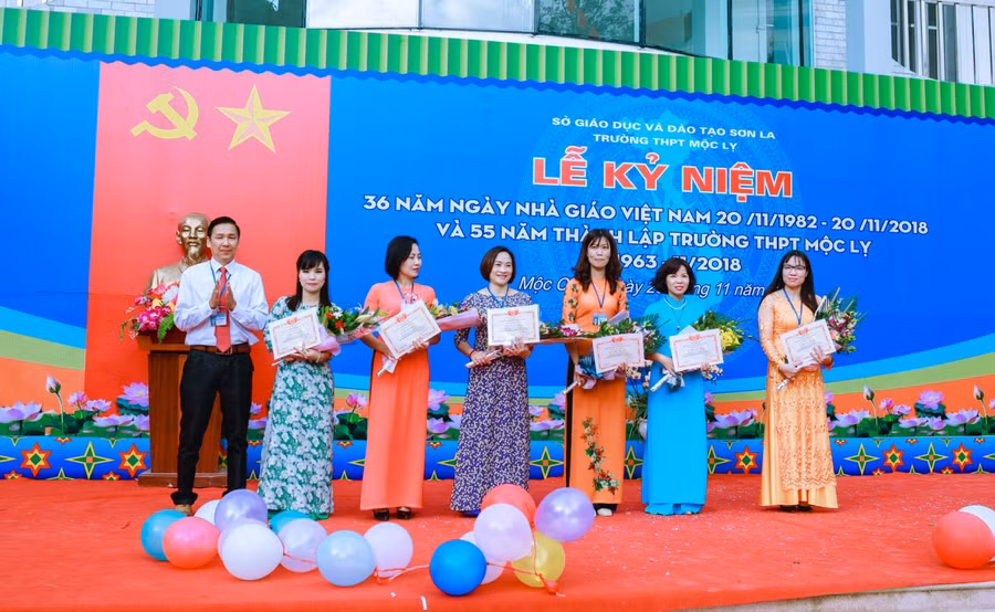 Thầy giáo Nguyễn Minh Hải (áo trắng) trao giấy khen cho cá nhân có thành tích xuất sắc (Ảnh tư liệu)