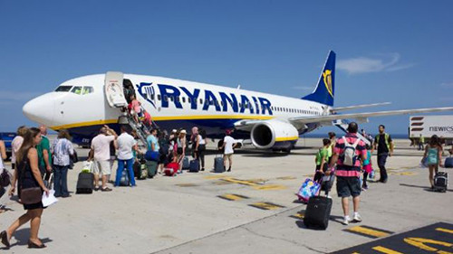 Các hành khách lên một chuyến bay của Ryanair tại sân bay Dublin, Ireland. Các hành khách lên một chuyến bay của Ryanair tại sân bay Dublin, Ireland. Ảnh: Her