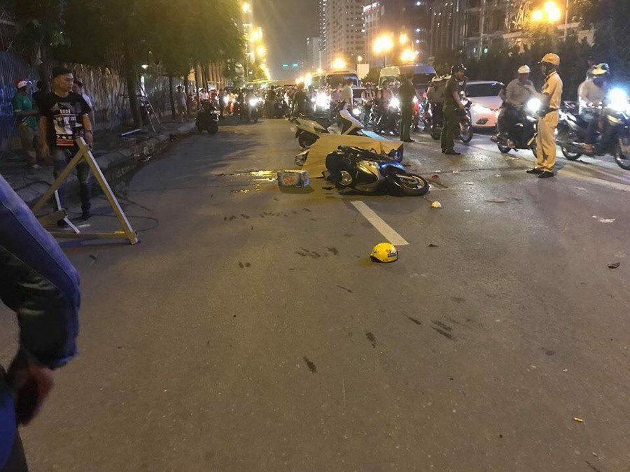 Hà Nội: Dàn giáo bất ngờ rơi, 2 người đi đường thương vong