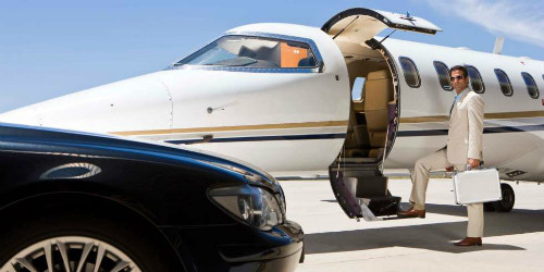 Những người có xe sang chưa chắc đã giàu. Những người có xe sang chưa chắc đã giàu. Ảnh: Pulse.