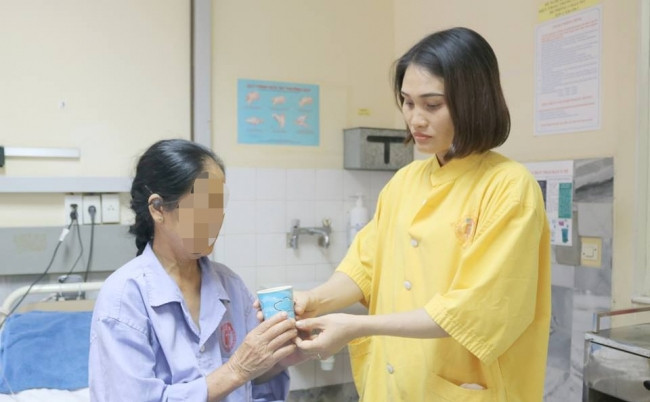 Chỉ sau 10 phút tự ý truyền dịch, một phụ nữ phải nhập viện cấp cứu