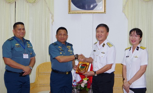 Chuẩn Đô đốc, PGS, TS Nguyễn Văn Lâm - Giám đốc Học viện Hải quân tặng quà lưu niệm cho Đề đốc Yusup, Trưởng đoàn sĩ quan hải quân Indonesia .