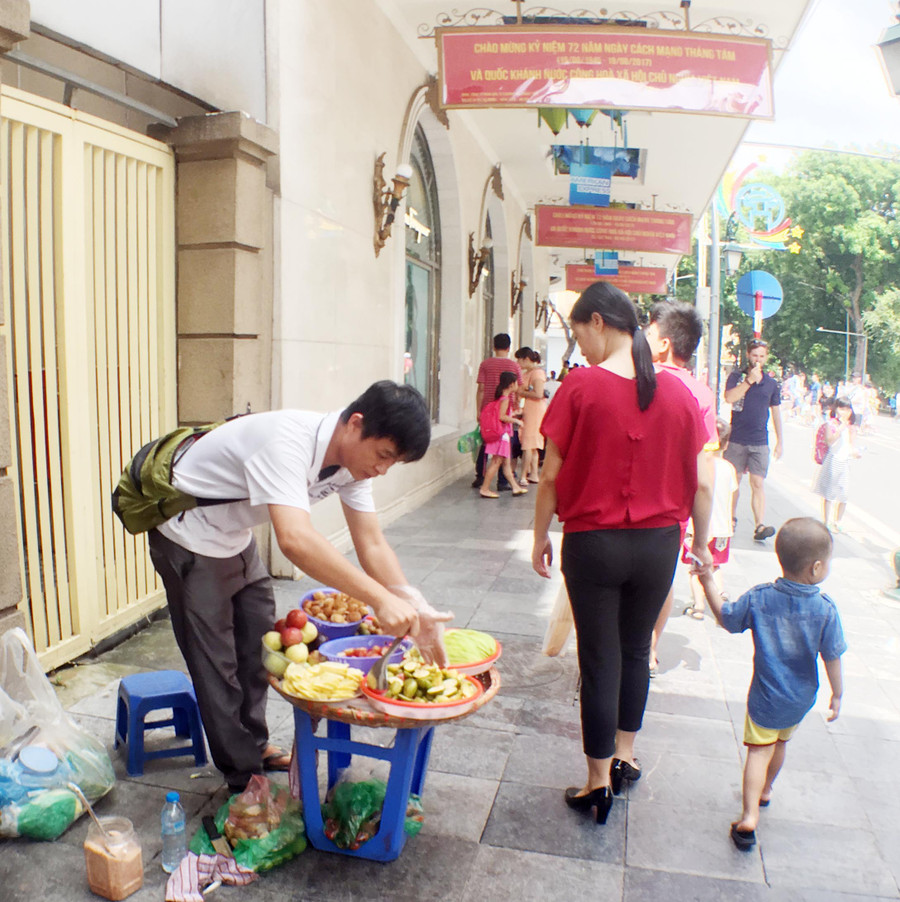 Vỉa hè phố đi bộ là nơi hàng rong hoạt động Vỉa hè phố đi bộ là nơi hàng rong hoạt động