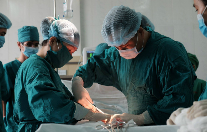 Bác sĩ Bệnh viện Quận 2 và Bệnh viện huyện Đăk Glong phẫu thuật u xơ tử cung cho bệnh nhân. Bác sĩ Bệnh viện Quận 2 và Bệnh viện huyện Đăk Glong phẫu thuật u xơ tử cung cho bệnh nhân. Ảnh: L.H