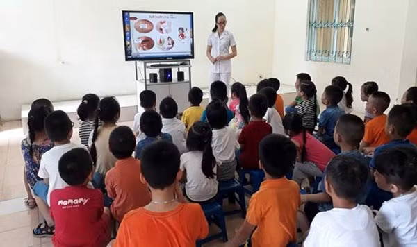 Một buổi tuyên truyền về dịch sốt xuất huyết cho HS