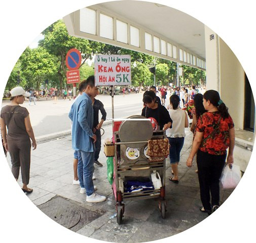 Đủ loại dịch vụ lấn chiếm không gian phố đi bộ Đủ loại dịch vụ lấn chiếm không gian phố đi bộ