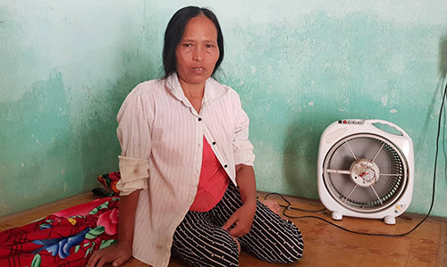 Chị Hoa suy giảm sức khoẻ sau hai ca mổ phanh cắt u. Ảnh: Lê Hoàng.