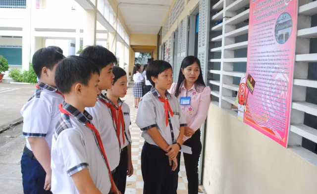 HS thích thú tìm hiểu các di tích lịch sử, văn hóa của địa phương thông qua mô hình “Một góc quê hương” 