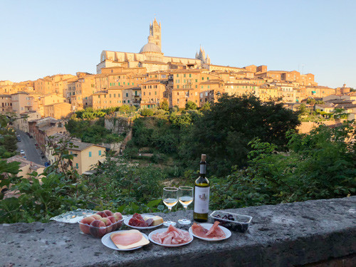 Bạn có thể ngồi thưởng thức các bữa ăn ngon trong khung cảnh đẹp ngoài trời. Bạn có thể ngồi thưởng thức các bữa ăn ngon trong khung cảnh đẹp ngoài trời. Ảnh: Nick M.