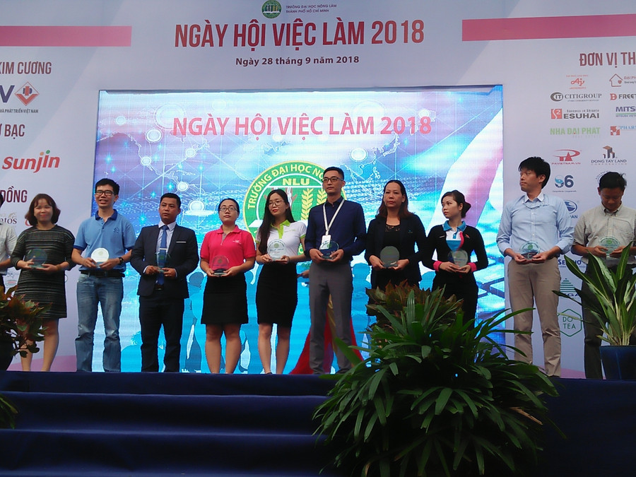 Nhà trường trao quà lưu niệm cho các đơn vị doanh nghiệp đồng hàng tại ngày hội Nhà trường trao quà lưu niệm cho các đơn vị doanh nghiệp đồng hàng tại ngày hội
