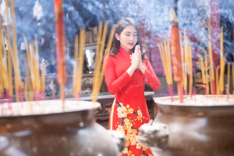 Lễ chùa đầu năm là nét đẹp văn hóa tâm linh lâu đời của người Việt (Ảnh minh họa).
