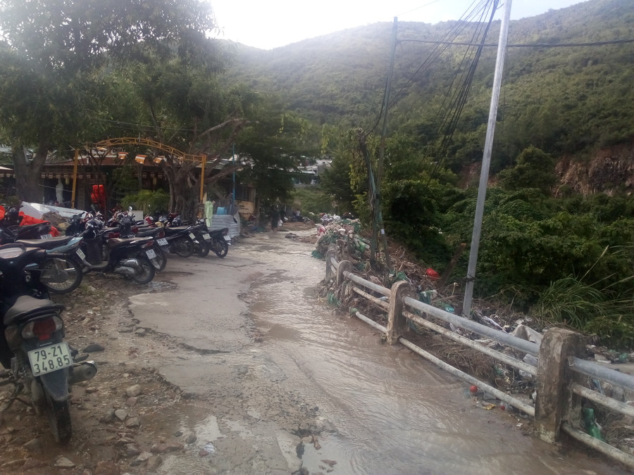 Nước lũ gây sạt lở đường giao thông tại thôn Thành Phát trong sáng 19/11. ảnh Mạnh Tuấn