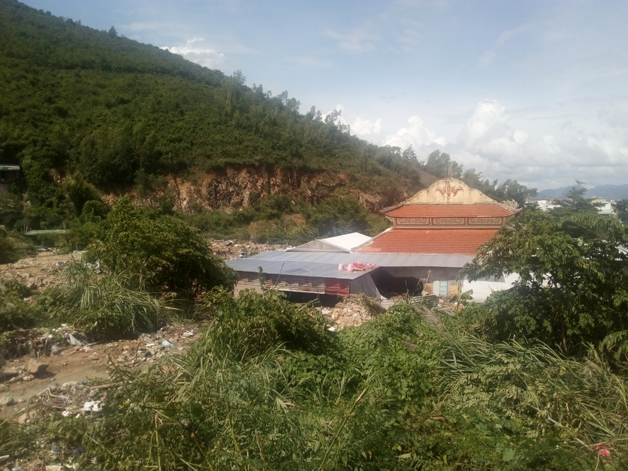 lũ quét làm thủng bức tường phía sau chùa Lâm Tỳ Ni ở thôn Thành Phát.ảnh Mạnh Tuấn