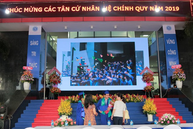 Phụ huynh hạnh phúc chúc mừng con em mình chính thức nhận bằng cử nhân Đại học Luật TP.HCM