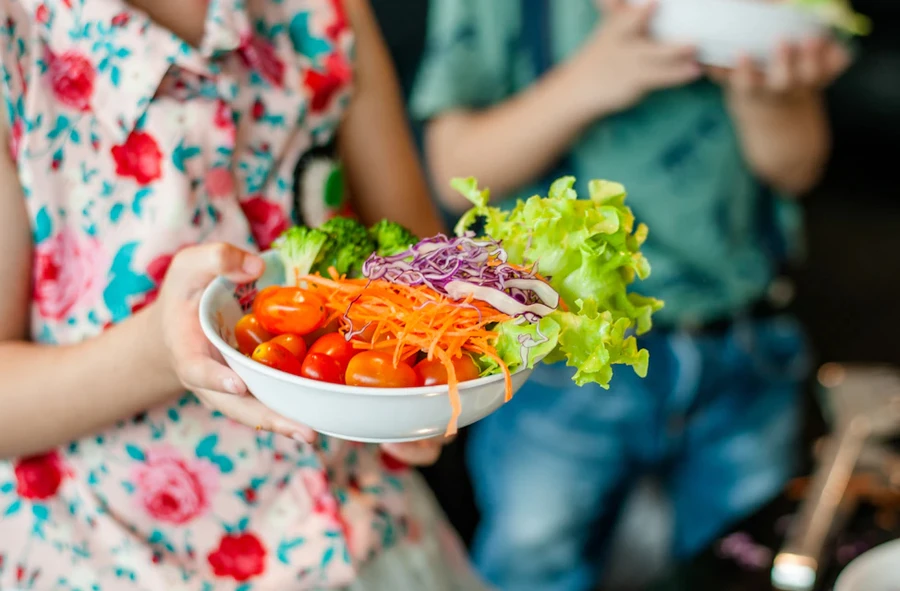 Đưa rau vào chế độ ăn hàng ngày giúp giảm nguy cơ mắc một số loại bệnh mãn tính, chống béo phì và hỗ trợ sự tăng trưởng cũng như phát triển của trẻ. (Ảnh: ITN).