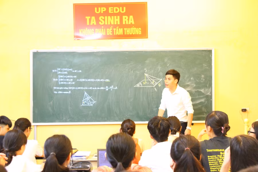 Học sinh tìm đến lớp học của thầy Công ngày càng đông.